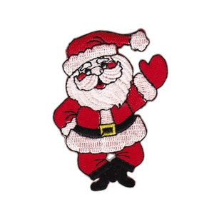 Könnte beinhalten: Gestickter Aufnäher mit Weihnachtsmann in rotem Anzug, weißem Bart und Hutbesatz. Der Weihnachtsmann winkt mit einem roten Fäustling, einem schwarzen Gürtel mit goldener Schnalle und schwarzen Stiefeln. Ideal für Weihnachtsdekorationen.