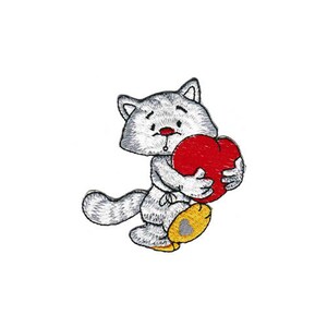 Könnte beinhalten: Gestickter Bügelaufkleber mit einem weißen Kätzchen, das ein rotes Herz hält. Die Katze hat eine gelbe Pfote mit einem kleinen Herz.