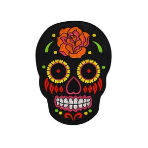Könnte beinhalten: Schwarzer gestickter Zucker Schädel Patch mit einer roten und orangefarbenen Rose, gelben und schwarzen Augen und einem rosa und weißen Lächeln.