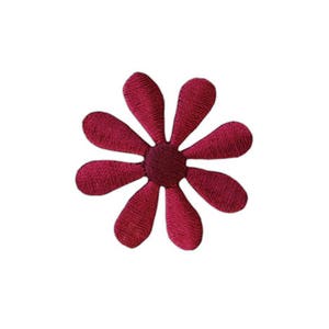 Op de afbeelding: Een rode viltbloem met zes bloemblaadjes en een middelste cirkel.