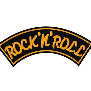 Könnte beinhalten: Schwarzer und gelber gestickter Aufnäher mit dem Text "Rock'n'Roll" in einer gebogenen Form.