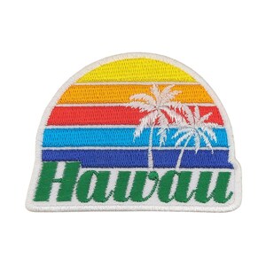 Könnte beinhalten: Gestickter Aufnäher mit einem Sonnenuntergangsdesign mit gelben, orangefarbenen, roten, blauen und grünen Streifen. Zwei weiße Palmen befinden sich in der Mitte. Das Wort "Hawaii" ist grün gestickt, mit weißem Rand.
