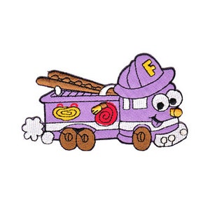 Puede incluir: Camión de bomberos de dibujos animados morado con una cara sonriente, una manguera y la letra "F" en la parte superior. El camión tiene ojos grandes y un diseño rojo y amarillo.