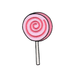 Op de afbeelding: Een roze en witte swirl lollipop op een witte stok.