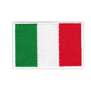 Op de afbeelding: Een geborduurde patch van de Italiaanse vlag. De vlag is groen, wit en rood met een witte rand.