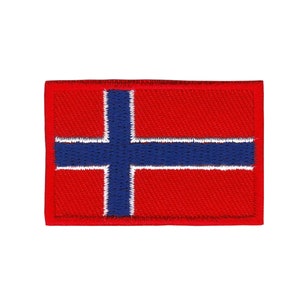 Op de afbeelding: Een geborduurde patch met de vlag van Noorwegen, in de kleuren rood, wit en blauw.