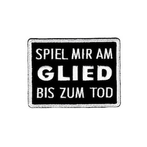 Könnte beinhalten: Schwarz-weiß gestickter Patch mit dem Text "SPIEL MIR AM GLIED BIS ZUM TOD" in weiß.