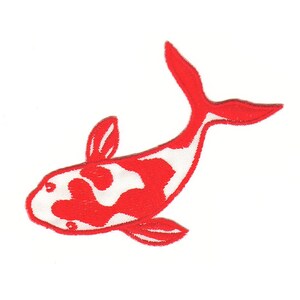 Könnte beinhalten: Gestickter Aufnäher mit einem rot-weißen Koi-Fisch-Design. Der Koi-Fisch hat einen roten Umriss mit weiß-roten Mustern. Der Aufnäher befindet sich auf einem weißen Hintergrund.