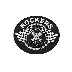 Könnte beinhalten: Schwarz-weiß gestickter Patch mit dem Wort "ROCKERS" in einem Kreis um eine Pikkarte mit einem Totenkopf und gekreuzten Knochen darin. Die Pikkarte ist von karierten Flaggen umgeben.