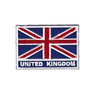 Könnte beinhalten: Ein weiß gestickter Aufnäher mit blauem Hintergrund und einem roten Union-Jack-Flaggenmuster. Der Text "UNITED KINGDOM" ist in weiß unter der Flagge geschrieben.