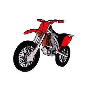 Könnte beinhalten: Gestickter Aufnäher eines rot-schwarzen Dirtbikes. Das Motorrad hat einen roten Kotflügel, Lenker und Sitz. Die Räder sind schwarz mit weißen Speichen, und der Körper ist grau und braun.