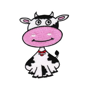 Op de afbeelding: Geborduurde strijkpatch van een cartoon-koe met zwarte en witte vlekken, roze neus en mond en een rode halsband.