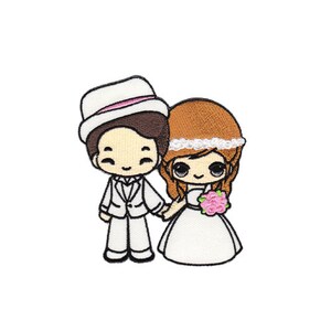 Puede incluir: Un parche bordado con un diseño de dibujos animados de una novia y un novio. La novia lleva un vestido blanco y un velo, y el novio lleva un traje blanco y un sombrero. Se toman de la mano y sonríen.