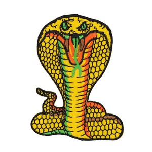 Könnte beinhalten: Gelber gestickter Kobra-Schlangen-Patch mit grünen und orangefarbenen Akzenten. Die Schlange ist in einer gewickelten Position mit erhobenem Kopf und ausgefahrenen Zähnen.