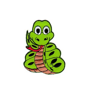 Peut inclure: Écusson brodé représentant un serpent de dessin animé vert, marron et rouge. Le serpent a de grands yeux et une langue rouge. Le motif comprend des marques ovales noires sur le corps du serpent, sur fond blanc.