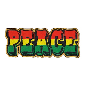 Könnte beinhalten: Ein gestickter Aufnäher mit dem Wort "PEACE" in schwarzen umrandeten Buchstaben, in den Farben Rot, Gelb und Grün.