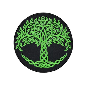 Op de afbeelding: Groen geborduurd levensboom-patch op een zwarte achtergrond. De boom is gestileerd met een Keltisch knoopontwerp.