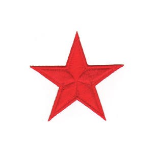 Könnte beinhalten: Ein leuchtend roter, gestickter Stern-Aufnäher. Der fünfzackige Stern ist auf weißem Hintergrund zentriert. Die Oberfläche des Aufnähers ist texturiert, mit sichtbaren Fadendetails, ideal für Kleidung oder Accessoires.