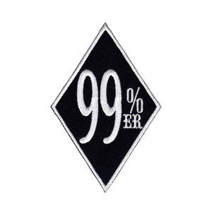 Op de afbeelding: Zwarte ruitvormige patch met witte geborduurde tekst die "99% ER" luidt.