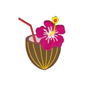 Puede incluir: Parche bordado de un coco marrón con una flor de hibisco rosa y una pajita roja.