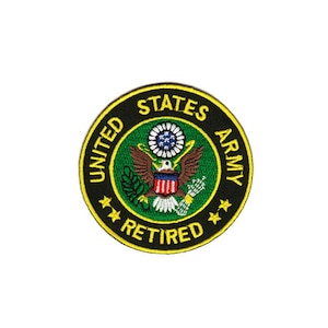 Könnte beinhalten: Ein gestickter Aufnäher in Schwarz und Grün mit den Worten "United States Army Retired" in gelber Schrift. Der Aufnäher zeigt einen stilisierten Adler mit einem Schild und Olivenzweigen.