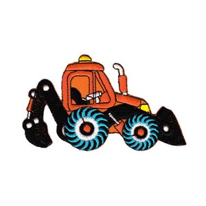 Könnte beinhalten: Ein orangefarbener und schwarzer gestickter Aufnäher mit einem Cartoon-Baumaschinenfahrzeug mit einem gelben Licht oben. Das Fahrzeug hat einen schwarzen Arm und eine schwarze Schaufel.