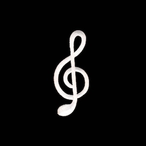 Könnte beinhalten: Ein weißes Notenschlüsselsymbol vor schwarzem Hintergrund. Das Musiksymbol ist in einem strukturierten, leicht cremefarbenen Farbton dargestellt, der einen subtilen Kontrast zum dunklen Hintergrund bildet. Die Kurven und Schlaufen des Schlüssels sind klar definiert.