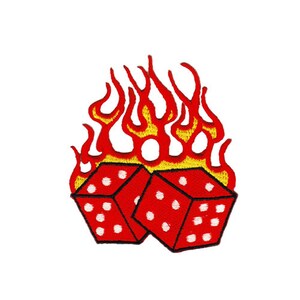Könnte beinhalten: Rote Würfel mit weißen Punkten auf jeder Seite, die mit gelben und roten Flammen in Brand gesetzt werden.