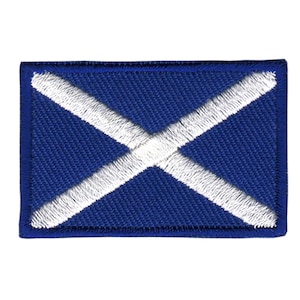 Op de afbeelding: Een blauwe geborduurde patch met een wit kruis, dat de vlag van Schotland voorstelt.