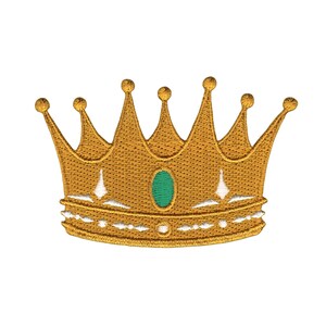 Könnte beinhalten: Eine goldene gestickte Krone mit einem grünen Juwel in der Mitte. Die Krone hat ein weiß gesticktes Design auf der Unterseite.