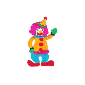 Könnte beinhalten: Ein bunter gestickter Bügelaufkleber mit einem Clown mit rosa Haaren, einem gelben und roten Kostüm und einer blauen Hose. Der Clown winkt mit einer grünen Hand.