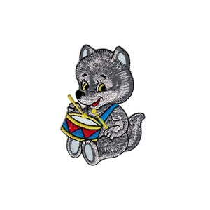 Könnte beinhalten: Ein grauer gestickter Bügelaufkleber mit einem Cartoon-Wolf, der Trommel spielt. Der Wolf trägt eine blaue und gelbe Weste.