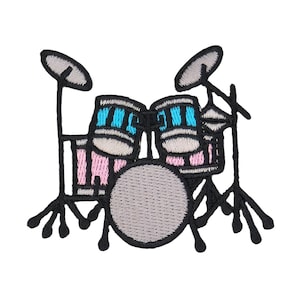 Könnte beinhalten: Schwarzer gestickter Aufnäher einer Drum-Set mit einer Bassdrum, zwei Toms und Becken. Die Trommeln sind rosa und weiß mit blauen und weißen Streifen. Die Becken sind schwarz.