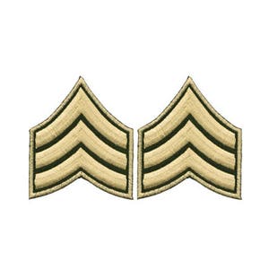Könnte beinhalten: Zwei goldfarbene militärische Rangabzeichen mit drei schwarzen Streifen auf jedem Chevron. Die Chevron sind auf einen grünen Hintergrund genäht.