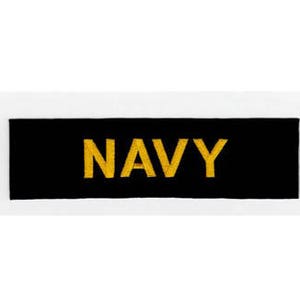 Könnte beinhalten: Schwarzer Stoff-Patch mit dem in Gelb gestickten Wort "NAVY".