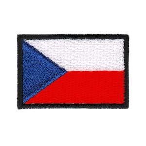 Könnte beinhalten: Ein gestickter Aufnäher mit der Flagge der Tschechischen Republik. Der Aufnäher ist rechteckig mit einem schwarzen Rand und zeigt die tschechischen Flaggenfarben Blau, Weiß und Rot.
