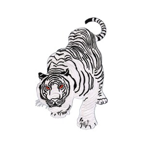 Op de afbeelding: Geborduurde patch van een witte tijger met zwarte strepen en rode ogen. De tijger wordt afgebeeld in een sluipende houding, met zijn hoofd naar beneden en zijn blik naar voren gericht. De patch is gedetailleerd met ingewikkelde steken.
