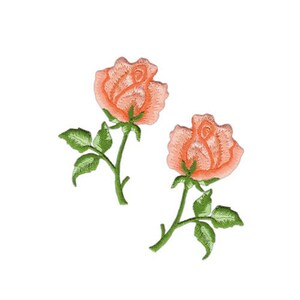 Könnte beinhalten: Zwei gestickte Rosen-Patches in Pfirsichfarbe mit grünen Stielen und Blättern.