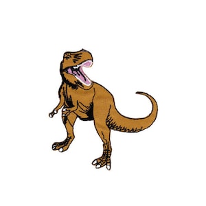Op de afbeelding: Een geborduurde patch met een Tyrannosaurus Rex dinosaurus in bruin, met zijn bek open, waardoor zijn tanden zichtbaar zijn. De dinosaurus staat op zijn achterpoten met zijn staart die achter hem is opgerold.