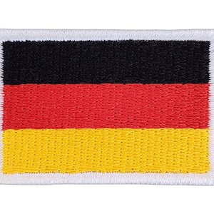 Könnte beinhalten: Gestickter Aufnäher mit der deutschen Flagge. Der rechteckige Aufnäher zeigt die schwarzen, roten und gelben horizontalen Streifen der Flagge, umrandet von einem weißen, genähten Rand. Ideal für Kleidung oder Accessoires.