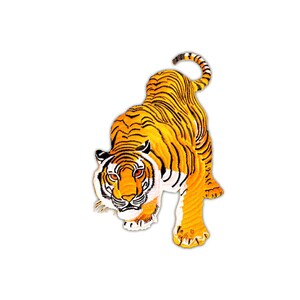 Könnte beinhalten: Ein gestickter Tiger-Patch in Gelb und Schwarz. Der Tiger blickt nach vorne, mit geschlossenem Maul und offenen Augen. Der Tiger befindet sich in einer hockenden Position, mit dem Schwanz um seinen Körper gewickelt.