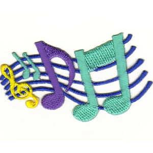 Puede incluir: Un parche bordado con un diseño de nota musical. Las notas son en tonos de azul, morado y verde, con una clave de sol amarilla.
