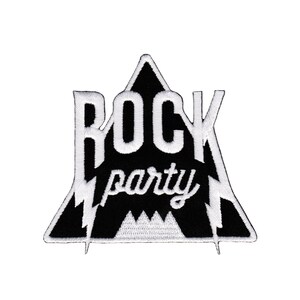 Könnte beinhalten: Schwarz-weiß gestickter Aufnäher mit einer Bergform und dem Text "ROCK party" in Weiß.