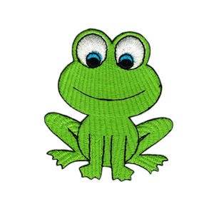 Op de afbeelding: Groene geborduurde kikker met grote blauwe ogen en een brede glimlach. De kikker zit met gespreide benen.