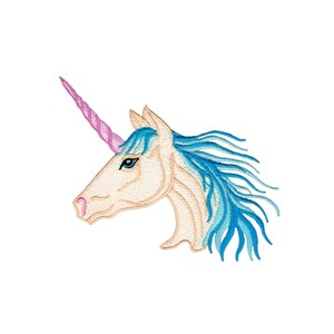Könnte beinhalten: Gestickter Aufnäher mit dem Kopf eines weißen Einhorns mit einem rosafarbenen spiralförmigen Horn und einer blauen Mähne. Das Auge des Einhorns ist blau.