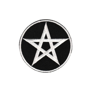 Könnte beinhalten: Ein gestickter Patch mit einem weißen Pentagramm auf einem schwarzen Kreis-Hintergrund.