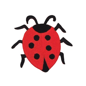 Op de afbeelding: Rode en zwarte geborduurde lieveheersbeestje patch met zes poten en zwarte stippen.