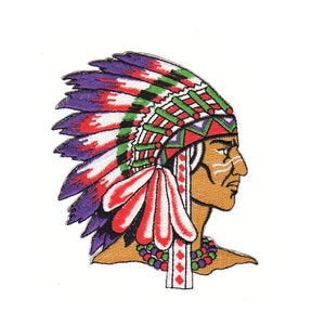 Könnte beinhalten: Gestickter Aufnäher eines Indianers mit einem bunten Kopfschmuck mit roten, weißen, grünen und violetten Federn. Der Mann hat ein braunes Gesicht mit weißer Farbe und blickt nach rechts.