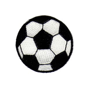Puede incluir: Parche de fútbol bordado en blanco y negro.