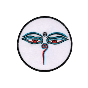 Op de afbeelding: Witte ronde patch met een zwarte rand, met een gestileerde geborduurde afbeelding van het derde oog, of "alziende oog", met rode, blauwe en witte details.